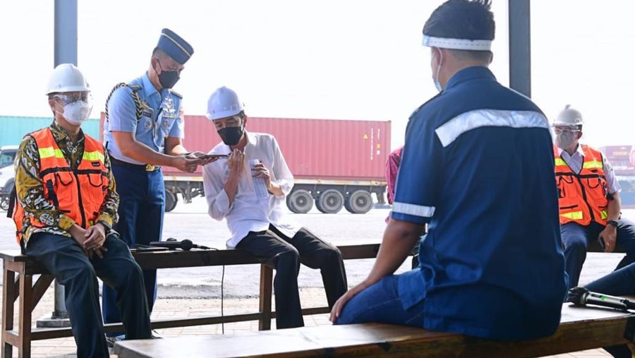 Presiden Berdialog dengan Pekerja di Pelabuhan Tanjung Priok. (Biro Pers Sekretariat Presiden/Muchlis Jr )