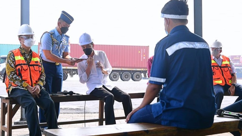 Presiden Berdialog dengan Pekerja di Pelabuhan Tanjung Priok. (Biro Pers Sekretariat Presiden/Muchlis Jr )