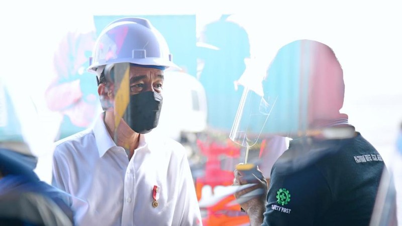 Presiden Berdialog dengan Pekerja di Pelabuhan Tanjung Priok. (Biro Pers Sekretariat Presiden/Muchlis Jr )