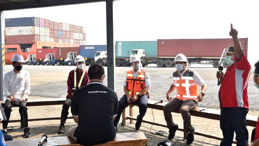 Presiden Berdialog dengan Pekerja di Pelabuhan Tanjung Priok. (Biro Pers Sekretariat Presiden/Rusman)