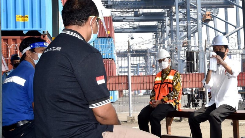 Presiden Berdialog dengan Pekerja di Pelabuhan Tanjung Priok. (Biro Pers Sekretariat Presiden/Muchlis Jr )