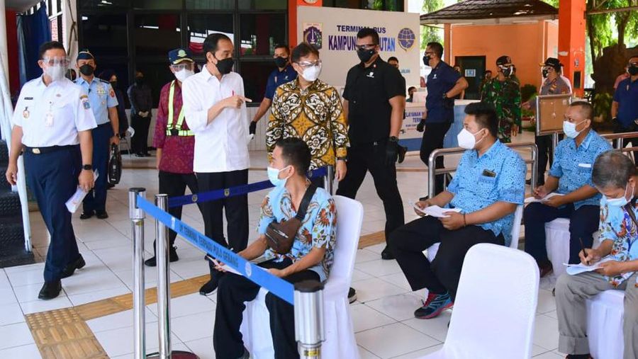 Presiden Joko Widodo Meninjau Vaksinasi Massal Covid-19 bagi Pelaku Transportasi dan Masyarakat Terminal di Terminal Kp. Rambutan. (Biro Pers Sekretariat Presiden/Muchlis Jr)