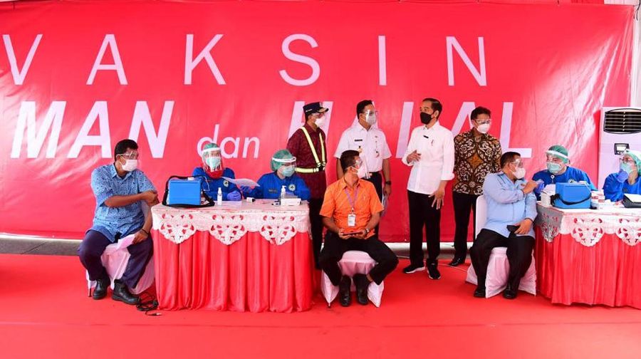 Presiden Joko Widodo Meninjau Vaksinasi Massal Covid-19 bagi Pelaku Transportasi dan Masyarakat Terminal di Terminal Kp. Rambutan. (Biro Pers Sekretariat Presiden/Muchlis Jr)