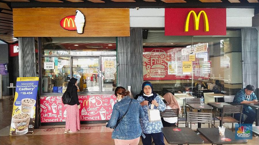 Petugas kepolisian berjaga di depan gerai McDonalds yang ditutup di Stasiun Gambir, Jakarta, Kamis, 10/6. Polisi menutup gerai McDonald's di Stasiun Gambir, Jakarta, imbas antrean membludak dan tidak sesuai dengan protokol kesehatan pencegahan virus corona (Covid-19). Kapolsek Metro Gambir AKBP Kade Budiyarta mengatakan penyegelan berlaku 1x24 jam. Diketahui, antrean membludak tersebut merupakan imbas dari promo BTS Meal yang dikeluarkan McDonald's. Pantauan CNBC Indonesia petugas kepolisian masih berjaga saat pukul 10.15 WIB. 
(CNBC Indonesia/ Muhammad Sabki)