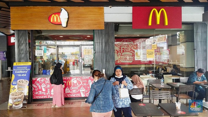 Petugas kepolisian berjaga di depan gerai McDonalds yang ditutup di Stasiun Gambir, Jakarta, Kamis, 10/6. Polisi menutup gerai McDonald's di Stasiun Gambir, Jakarta, imbas antrean membludak dan tidak sesuai dengan protokol kesehatan pencegahan virus corona (Covid-19). Kapolsek Metro Gambir AKBP Kade Budiyarta mengatakan penyegelan berlaku 1x24 jam. Diketahui, antrean membludak tersebut merupakan imbas dari promo BTS Meal yang dikeluarkan McDonald's. Pantauan CNBC Indonesia petugas kepolisian masih berjaga saat pukul 10.15 WIB. 
(CNBC Indonesia/ Muhammad Sabki)