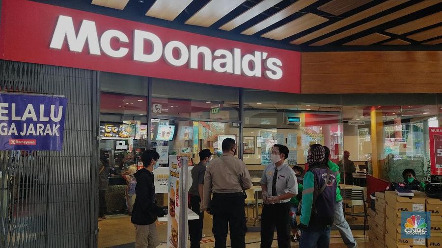 Suasana McDonald di Mal Plaza Depok kembali normal dibuka yang sebelumnya kemarin ditutup akibat membeludaknya antrean driver Gojek untuk pemesanan menu baru BTS Meal Kamis (9/6/2021). Pantauan վ McDonald dibuka kembali oprasinonal sekitar jam 10.00 Wib, karyawan McDonald yang tidak mau disebutkan namanya mengatakan 