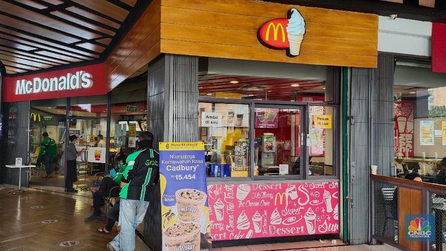 Petugas kepolisian berjaga di depan gerai McDonalds yang ditutup di Stasiun Gambir, Jakarta, Kamis, 10/6. Polisi menutup gerai McDonald's di Stasiun Gambir, Jakarta, imbas antrean membludak dan tidak sesuai dengan protokol kesehatan pencegahan virus corona (Covid-19). Kapolsek Metro Gambir AKBP Kade Budiyarta mengatakan penyegelan berlaku 1x24 jam. Diketahui, antrean membludak tersebut merupakan imbas dari promo BTS Meal yang dikeluarkan McDonald's. Pantauan CNBC Indonesia petugas kepolisian masih berjaga saat pukul 10.15 WIB. 
(CNBC Indonesia/ Muhammad Sabki)