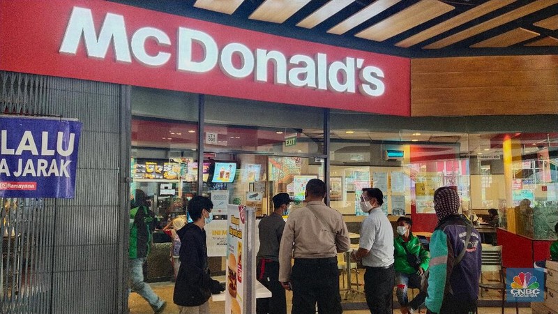 Petugas kepolisian berjaga di depan gerai McDonalds yang ditutup di Stasiun Gambir, Jakarta, Kamis, 10/6. Polisi menutup gerai McDonald's di Stasiun Gambir, Jakarta, imbas antrean membludak dan tidak sesuai dengan protokol kesehatan pencegahan virus corona (Covid-19). Kapolsek Metro Gambir AKBP Kade Budiyarta mengatakan penyegelan berlaku 1x24 jam. Diketahui, antrean membludak tersebut merupakan imbas dari promo BTS Meal yang dikeluarkan McDonald's. Pantauan CNBC Indonesia petugas kepolisian masih berjaga saat pukul 10.15 WIB. 
(CNBC Indonesia/ Muhammad Sabki)