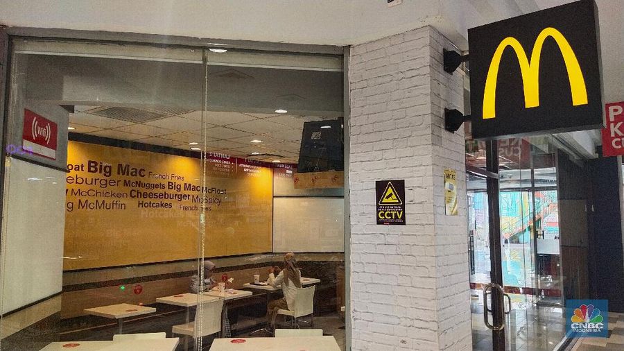 Suasana McDonald di Mal Plaza Depok kembali normal dibuka yang sebelumnya kemarin ditutup akibat membeludaknya antrean driver Gojek untuk pemesanan menu baru BTS Meal Kamis (9/6/2021). Pantauan CNBC Indonesia McDonald dibuka kembali oprasinonal sekitar jam 10.00 Wib, karyawan McDonald yang tidak mau disebutkan namanya mengatakan 