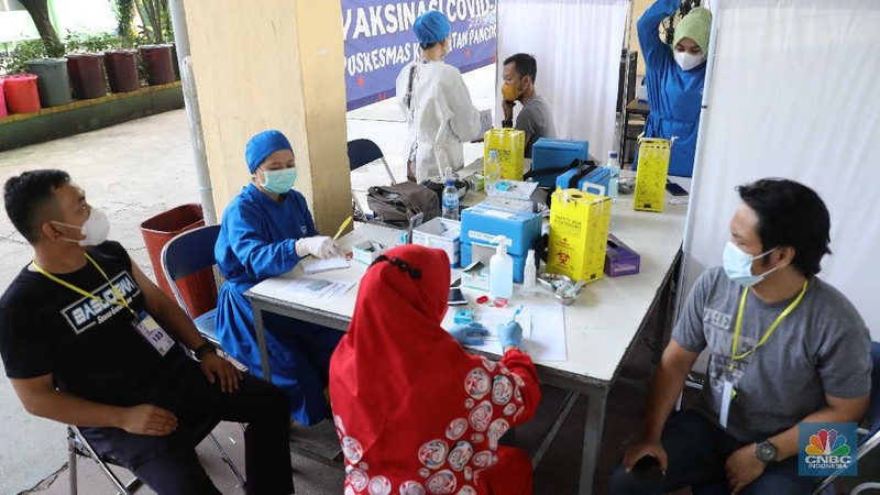 Sejumlah warga mengikuti program vaksin di SMA Percik Jakarta, Kamis, 10/6. Sasaran vaksinasi COVID-19 kini diperluas hingga kelompok usia 18 tahun ke atas. Saat ini, baru DKI Jakarta yang secara terbuka menyasar kelompok usia 18 tahun ke atas dalam program vaksinasi COVID-19. Kementerian Kesehatan dalam suratnya untuk Dinas Kesehatan DKI menyebut ada beberapa pertimbangan soal itu. Salah satunya, kasus aktif di DKI terhitung tinggi dalam beberapa waktu belakangan yakni 7,62 persen dalam sepekan terakhir. Dari angka tersebut, 35 persen kasus positif memiliki gejala sedang hingga kritis dan perlu dirawat di rumah sakit. Vaksinasi COVID-19 untuk kelompok 18 tahun ke atas di DKI akan menggunakan vaksin AstraZeneca. Tidak ada pertimbangan khusus, mengingat DKI memang mendapat banyak alokasi vaksin jenis tersebut. (CNBC Indonesia/ Muhammad Sabki)