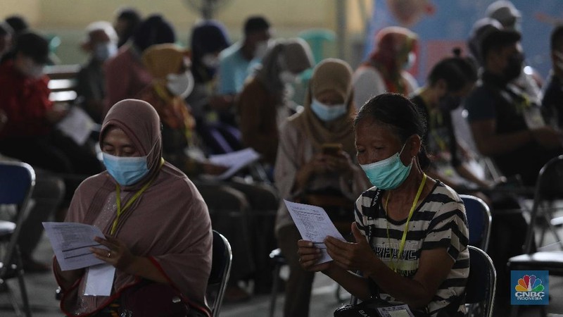 Sejumlah warga mengikuti program vaksin di SMA Percik Jakarta, Kamis, 10/6. Sasaran vaksinasi COVID-19 kini diperluas hingga kelompok usia 18 tahun ke atas. Saat ini, baru DKI Jakarta yang secara terbuka menyasar kelompok usia 18 tahun ke atas dalam program vaksinasi COVID-19. Kementerian Kesehatan dalam suratnya untuk Dinas Kesehatan DKI menyebut ada beberapa pertimbangan soal itu. Salah satunya, kasus aktif di DKI terhitung tinggi dalam beberapa waktu belakangan yakni 7,62 persen dalam sepekan terakhir. Dari angka tersebut, 35 persen kasus positif memiliki gejala sedang hingga kritis dan perlu dirawat di rumah sakit. Vaksinasi COVID-19 untuk kelompok 18 tahun ke atas di DKI akan menggunakan vaksin AstraZeneca. Tidak ada pertimbangan khusus, mengingat DKI memang mendapat banyak alokasi vaksin jenis tersebut. (CNBC Indonesia/ Muhammad Sabki)