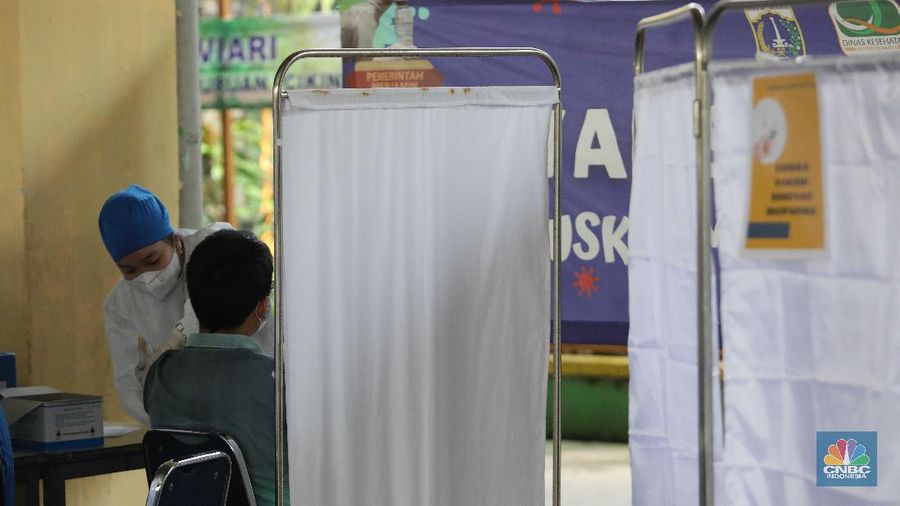 Sejumlah warga mengikuti program vaksin di SMA Percik Jakarta, Kamis, 10/6. Sasaran vaksinasi COVID-19 kini diperluas hingga kelompok usia 18 tahun ke atas. Saat ini, baru DKI Jakarta yang secara terbuka menyasar kelompok usia 18 tahun ke atas dalam program vaksinasi COVID-19. Kementerian Kesehatan dalam suratnya untuk Dinas Kesehatan DKI menyebut ada beberapa pertimbangan soal itu. Salah satunya, kasus aktif di DKI terhitung tinggi dalam beberapa waktu belakangan yakni 7,62 persen dalam sepekan terakhir. Dari angka tersebut, 35 persen kasus positif memiliki gejala sedang hingga kritis dan perlu dirawat di rumah sakit. Vaksinasi COVID-19 untuk kelompok 18 tahun ke atas di DKI akan menggunakan vaksin AstraZeneca. Tidak ada pertimbangan khusus, mengingat DKI memang mendapat banyak alokasi vaksin jenis tersebut. (CNBC Indonesia/ Muhammad Sabki)