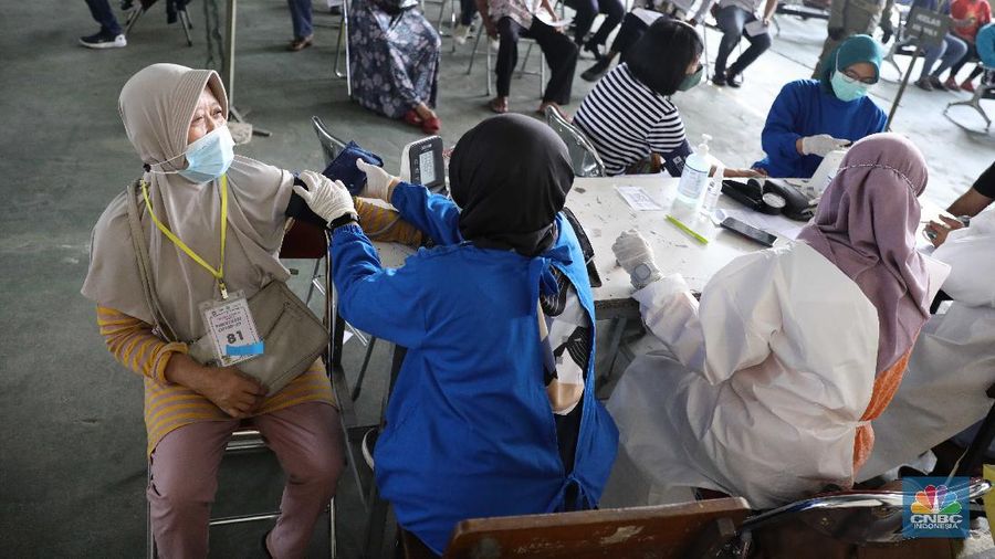Sejumlah warga mengikuti program vaksin di SMA Percik Jakarta, Kamis, 10/6. Sasaran vaksinasi COVID-19 kini diperluas hingga kelompok usia 18 tahun ke atas. Saat ini, baru DKI Jakarta yang secara terbuka menyasar kelompok usia 18 tahun ke atas dalam program vaksinasi COVID-19. Kementerian Kesehatan dalam suratnya untuk Dinas Kesehatan DKI menyebut ada beberapa pertimbangan soal itu. Salah satunya, kasus aktif di DKI terhitung tinggi dalam beberapa waktu belakangan yakni 7,62 persen dalam sepekan terakhir. Dari angka tersebut, 35 persen kasus positif memiliki gejala sedang hingga kritis dan perlu dirawat di rumah sakit. Vaksinasi COVID-19 untuk kelompok 18 tahun ke atas di DKI akan menggunakan vaksin AstraZeneca. Tidak ada pertimbangan khusus, mengingat DKI memang mendapat banyak alokasi vaksin jenis tersebut. (CNBC Indonesia/ Muhammad Sabki)