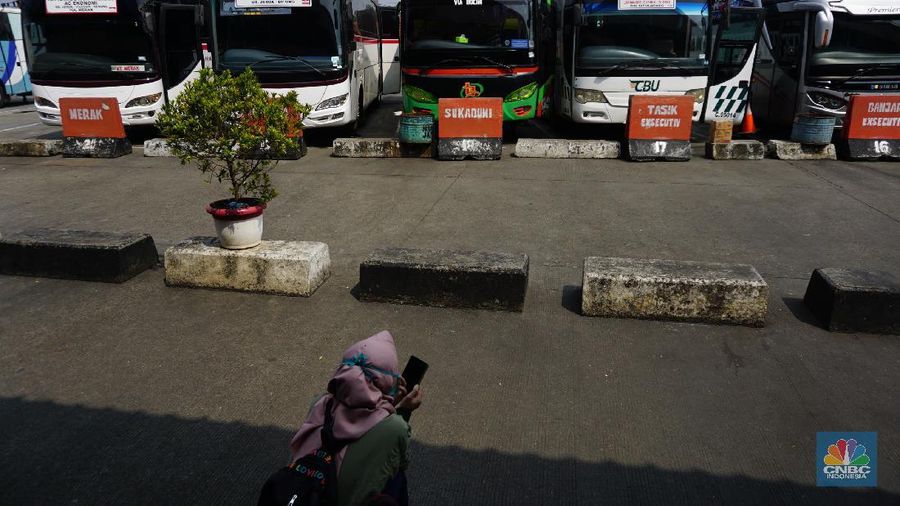 Sejumlah supir dan kernet bus mengantre untuk pendaftaran penyuntikan Vaksin Covid-19 di Terminal Bus Kampung Rambutan, Jakarta, Kamis (10/6/2021). Presiden Jokowi menjelaskan ada kurang lebih 1.000 dosis vaksin yang diberikan untuk supir, kernet dan pelaku usaha kecil di Terminal Kampung Rambutan. Dengan harapan vaksinasi bisa memberikan perlindungan bagi supir, kernet dan pelaku usaha kecil di Terminal Kampung Rambutan. (CNBC Indonesia/ Tri Susilo)