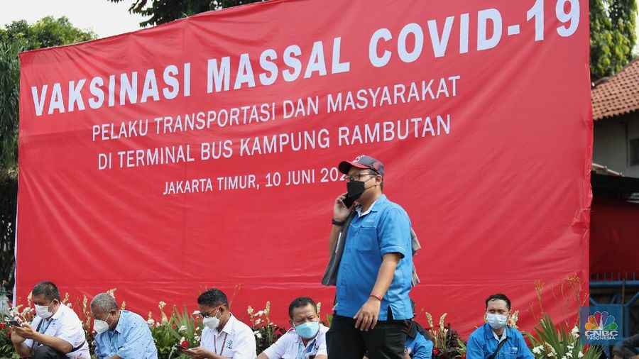 Sejumlah supir dan kernet bus mengantre untuk pendaftaran penyuntikan Vaksin Covid-19 di Terminal Bus Kampung Rambutan, Jakarta, Kamis (10/6/2021). Presiden Jokowi menjelaskan ada kurang lebih 1.000 dosis vaksin yang diberikan untuk supir, kernet dan pelaku usaha kecil di Terminal Kampung Rambutan. Dengan harapan vaksinasi bisa memberikan perlindungan bagi supir, kernet dan pelaku usaha kecil di Terminal Kampung Rambutan. (CNBC Indonesia/ Tri Susilo)