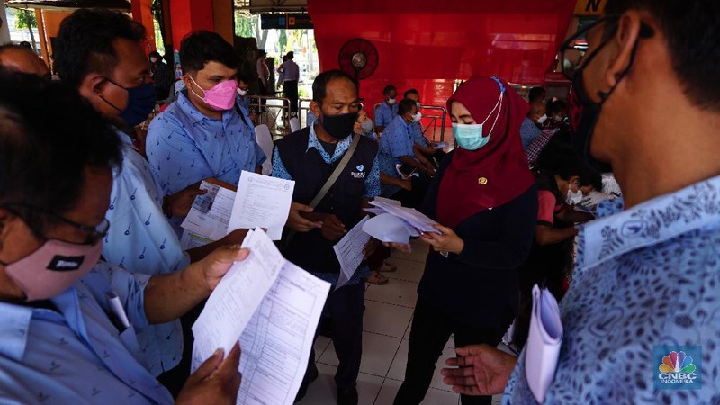 Presiden Joko Widodo Meninjau Vaksinasi Massal Covid-19 bagi Pelaku Transportasi dan Masyarakat Terminal di Terminal Kp. Rambutan. (Biro Pers Sekretariat Presiden/Muchlis Jr)
