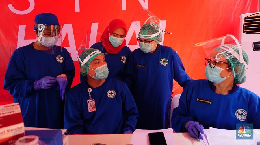 Presiden Joko Widodo Meninjau Vaksinasi Massal Covid-19 bagi Pelaku Transportasi dan Masyarakat Terminal di Terminal Kp. Rambutan. (Biro Pers Sekretariat Presiden/Muchlis Jr)