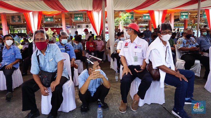 Presiden Joko Widodo Meninjau Vaksinasi Massal Covid-19 bagi Pelaku Transportasi dan Masyarakat Terminal di Terminal Kp. Rambutan. (Biro Pers Sekretariat Presiden/Muchlis Jr)