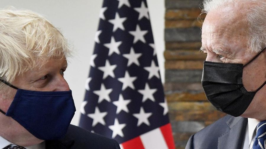Presiden AS Joe Biden dan Perdana Menteri Inggris Boris Johnson dalam Pertemuan G7