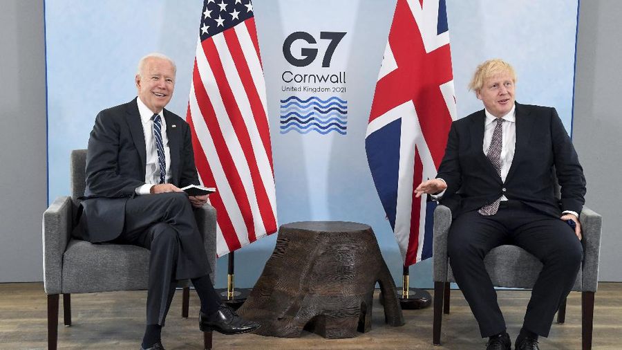 Presiden AS Joe Biden dan Perdana Menteri Inggris Boris Johnson dalam Pertemuan G7