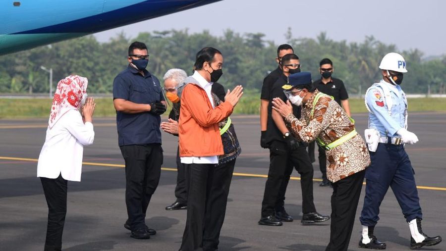 Presiden Joko Widodo (Jokowi) meninjau Bandara Soedirman, Purbalingga, Jawa Tengah. (Biro Pers Sekretariat Presiden/Lukas)