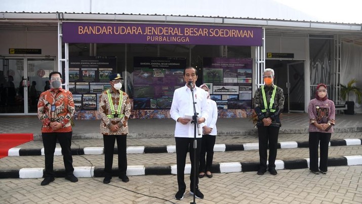 Presiden Joko Widodo (Jokowi) meninjau Bandara Soedirman, Purbalingga, Jawa Tengah. (Biro Pers Sekretariat Presiden/Lukas)