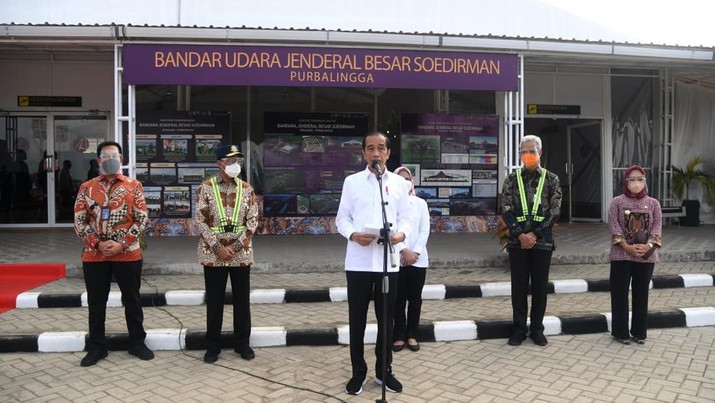 Presiden Joko Widodo (Jokowi) meninjau Bandara Soedirman, Purbalingga, Jawa Tengah. (Biro Pers Sekretariat Presiden/Lukas) Presiden Joko Widodo (Jokowi) meninjau Bandara Soedirman, Purbalingga, Jawa Tengah. (Biro Pers Sekretariat Presiden/Lukas)