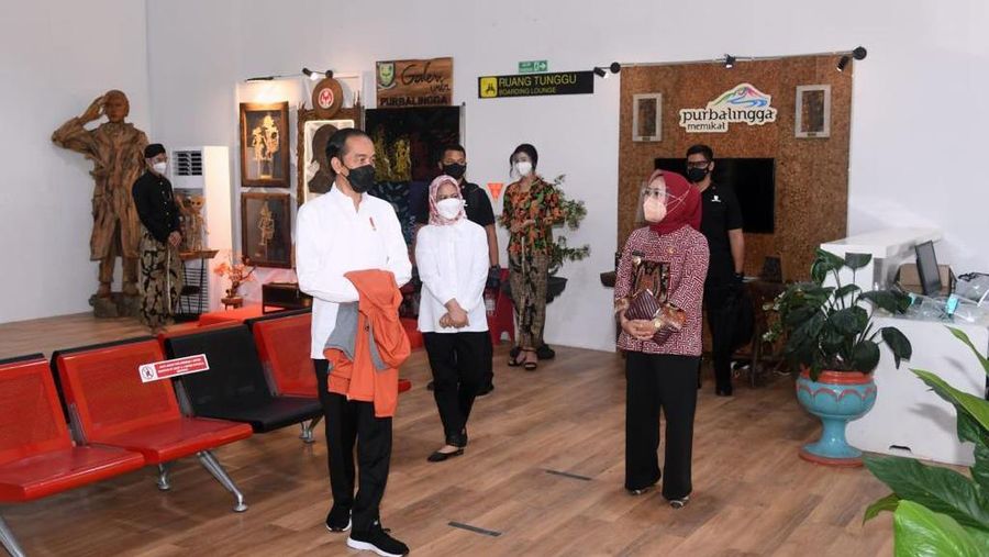 Presiden Joko Widodo (Jokowi) meninjau Bandara Soedirman, Purbalingga, Jawa Tengah. (Biro Pers Sekretariat Presiden/Lukas)
