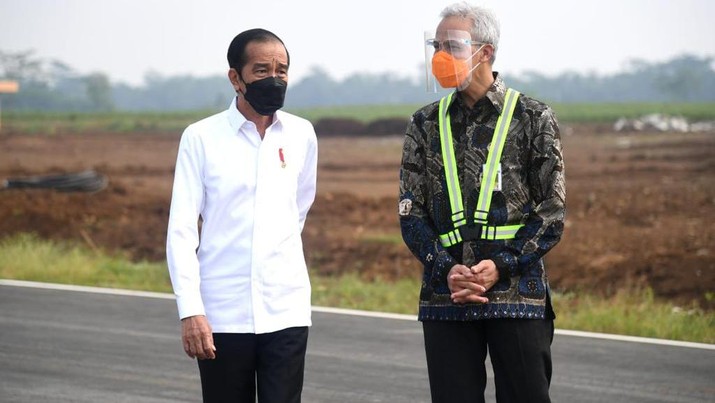 Presiden Joko Widodo (Jokowi) meninjau Bandara Soedirman, Purbalingga, Jawa Tengah. (Biro Pers Sekretariat Presiden/Lukas) Presiden Joko Widodo (Jokowi) meninjau Bandara Soedirman, Purbalingga, Jawa Tengah. (Biro Pers Sekretariat Presiden/Lukas)