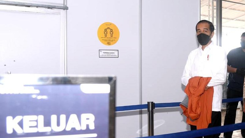 Presiden Joko Widodo (Jokowi) meninjau Bandara Soedirman, Purbalingga, Jawa Tengah. (Biro Pers Sekretariat Presiden/Lukas)