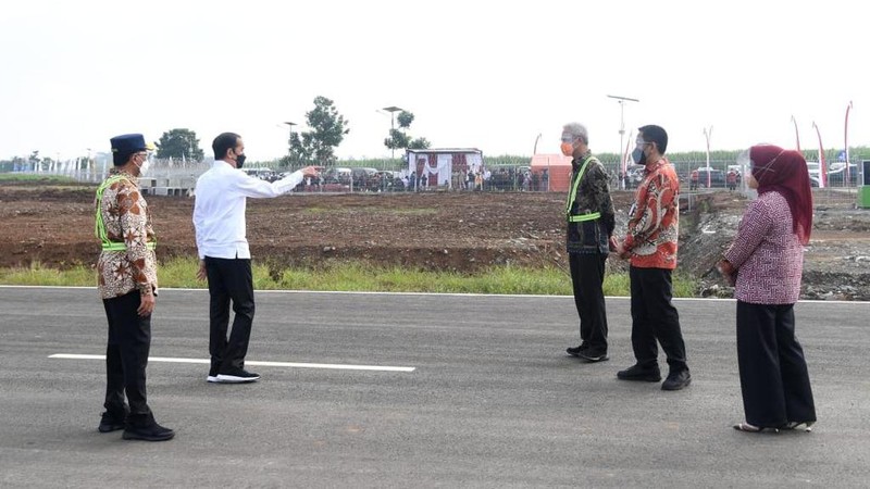 Presiden Joko Widodo (Jokowi) meninjau Bandara Soedirman, Purbalingga, Jawa Tengah. (Biro Pers Sekretariat Presiden/Lukas)