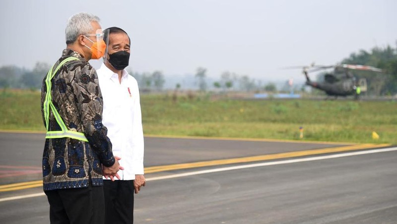 Presiden Joko Widodo (Jokowi) meninjau Bandara Soedirman, Purbalingga, Jawa Tengah. (Biro Pers Sekretariat Presiden/Lukas)