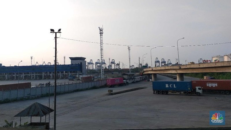Sejumlah truk bongkar muat melintas di kawasan Tj Priok, Jakarta, Jumat, 11/6. Praktik pungutan liar (pungli) hingga saat ini masih merajalela di kawasan Pelabuhan Tanjung Priok, Jakarta Utara. Seperti pengakuan beberapa supir kepada Presiden Joko Widodo, Kamis (11/6/2021), saat kunjungan ke pelabuhan utama Indonesia ini kemarin.
Para pekerja kerah biru ini mengeluhkan, bukan terkait masalah beratnya pekerjaan yang digelutinya, melainkan aksi premanisme juga pungutan liar yang kerap terjadi. Dia berharap, pihak aparat bisa lebih memperketat pengamanan area pelabuhan. Selain itu, pihaknya juga berharap ada transparansi biaya pelabuhan untuk semua aktivitas.

Dari dialog yang dilakukan supir truk dengan Presiden Joko Widodo kemarin, praktik premanisme terjadi saat keadaan jalan sedang macet di mana preman naik ke atas truk, lalu menodongkan celurit kepada supir untuk dimintai uang.

Adapun pungli terjadi di sejumlah depo. Pengemudi truk dimintai uang Rp 5.000 - Rp 15.000 supaya bongkar muat bisa lebih dipercepat pengerjaannya. Jika tidak dibayar, maka pengerjaan bongkar muat akan diperlambat. Hal ini terjadi di Depo PT Greating Fortune Container dan PT Dwipa Kharisma Mitra Jakarta. 
Pantauan CNBC Indonesia dilapangan saat di kawasan JICT tampak jarang hampir tak terlihat himbauan banner stop pungli diarea tempat keluarnya truk.

Suasana dipinggir jalan kawasan Tj Priok arah Cilincing juga tak terlihat para kenek parkir di pinggir jalan semenjak ramenya kasus pungli.