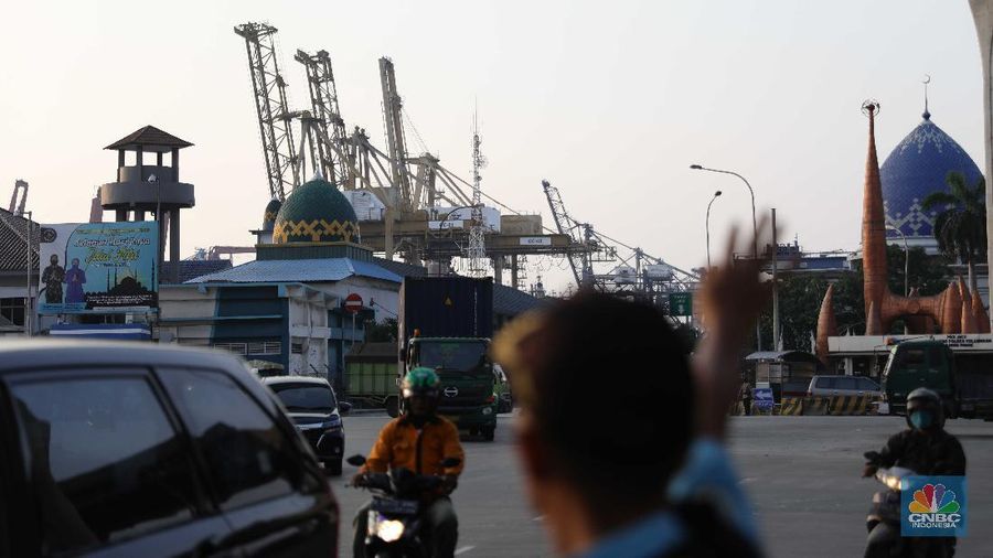 Sejumlah truk bongkar muat melintas di kawasan Tj Priok, Jakarta, Jumat, 11/6. Praktik pungutan liar (pungli) hingga saat ini masih merajalela di kawasan Pelabuhan Tanjung Priok, Jakarta Utara. Seperti pengakuan beberapa supir kepada Presiden Joko Widodo, Kamis (11/6/2021), saat kunjungan ke pelabuhan utama Indonesia ini kemarin.
Para pekerja kerah biru ini mengeluhkan, bukan terkait masalah beratnya pekerjaan yang digelutinya, melainkan aksi premanisme juga pungutan liar yang kerap terjadi. Dia berharap, pihak aparat bisa lebih memperketat pengamanan area pelabuhan. Selain itu, pihaknya juga berharap ada transparansi biaya pelabuhan untuk semua aktivitas.

Dari dialog yang dilakukan supir truk dengan Presiden Joko Widodo kemarin, praktik premanisme terjadi saat keadaan jalan sedang macet di mana preman naik ke atas truk, lalu menodongkan celurit kepada supir untuk dimintai uang.

Adapun pungli terjadi di sejumlah depo. Pengemudi truk dimintai uang Rp 5.000 - Rp 15.000 supaya bongkar muat bisa lebih dipercepat pengerjaannya. Jika tidak dibayar, maka pengerjaan bongkar muat akan diperlambat. Hal ini terjadi di Depo PT Greating Fortune Container dan PT Dwipa Kharisma Mitra Jakarta. 
Pantauan CNBC Indonesia dilapangan saat di kawasan JICT tampak jarang hampir tak terlihat himbauan banner stop pungli diarea tempat keluarnya truk.

Suasana dipinggir jalan kawasan Tj Priok arah Cilincing juga tak terlihat para kenek parkir di pinggir jalan semenjak ramenya kasus pungli.
