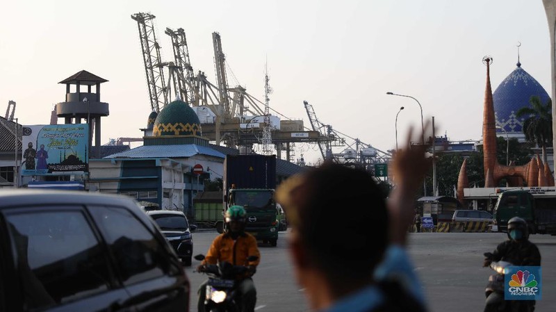 Sejumlah truk bongkar muat melintas di kawasan Tj Priok, Jakarta, Jumat, 11/6. Praktik pungutan liar (pungli) hingga saat ini masih merajalela di kawasan Pelabuhan Tanjung Priok, Jakarta Utara. Seperti pengakuan beberapa supir kepada Presiden Joko Widodo, Kamis (11/6/2021), saat kunjungan ke pelabuhan utama Indonesia ini kemarin.
Para pekerja kerah biru ini mengeluhkan, bukan terkait masalah beratnya pekerjaan yang digelutinya, melainkan aksi premanisme juga pungutan liar yang kerap terjadi. Dia berharap, pihak aparat bisa lebih memperketat pengamanan area pelabuhan. Selain itu, pihaknya juga berharap ada transparansi biaya pelabuhan untuk semua aktivitas.

Dari dialog yang dilakukan supir truk dengan Presiden Joko Widodo kemarin, praktik premanisme terjadi saat keadaan jalan sedang macet di mana preman naik ke atas truk, lalu menodongkan celurit kepada supir untuk dimintai uang.

Adapun pungli terjadi di sejumlah depo. Pengemudi truk dimintai uang Rp 5.000 - Rp 15.000 supaya bongkar muat bisa lebih dipercepat pengerjaannya. Jika tidak dibayar, maka pengerjaan bongkar muat akan diperlambat. Hal ini terjadi di Depo PT Greating Fortune Container dan PT Dwipa Kharisma Mitra Jakarta. 
Pantauan CNBC Indonesia dilapangan saat di kawasan JICT tampak jarang hampir tak terlihat himbauan banner stop pungli diarea tempat keluarnya truk.

Suasana dipinggir jalan kawasan Tj Priok arah Cilincing juga tak terlihat para kenek parkir di pinggir jalan semenjak ramenya kasus pungli.