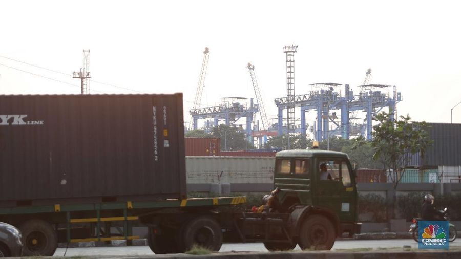 Sejumlah truk bongkar muat melintas di kawasan Tj Priok, Jakarta, Jumat, 11/6. Praktik pungutan liar (pungli) hingga saat ini masih merajalela di kawasan Pelabuhan Tanjung Priok, Jakarta Utara. Seperti pengakuan beberapa supir kepada Presiden Joko Widodo, Kamis (11/6/2021), saat kunjungan ke pelabuhan utama Indonesia ini kemarin.
Para pekerja kerah biru ini mengeluhkan, bukan terkait masalah beratnya pekerjaan yang digelutinya, melainkan aksi premanisme juga pungutan liar yang kerap terjadi. Dia berharap, pihak aparat bisa lebih memperketat pengamanan area pelabuhan. Selain itu, pihaknya juga berharap ada transparansi biaya pelabuhan untuk semua aktivitas.
Dari dialog yang dilakukan supir truk dengan Presiden Joko Widodo kemarin, praktik premanisme terjadi saat keadaan jalan sedang macet di mana preman naik ke atas truk, lalu menodongkan celurit kepada supir untuk dimintai uang.
Adapun pungli terjadi di sejumlah depo. Pengemudi truk dimintai uang Rp 5.000 - Rp 15.000 supaya bongkar muat bisa lebih dipercepat pengerjaannya. Jika tidak dibayar, maka pengerjaan bongkar muat akan diperlambat. Hal ini terjadi di Depo PT Greating Fortune Container dan PT Dwipa Kharisma Mitra Jakarta.
Pantauan CNBC Indonesia dilapangan saat di kawasan JICT tampak jarang hampir tak terlihat himbauan banner stop pungli diarea tempat keluarnya truk.
Suasana dipinggir jalan kawasan Tj Priok arah Cilincing juga tak terlihat para kenek parkir di pinggir jalan semenjak ramenya kasus pungli.