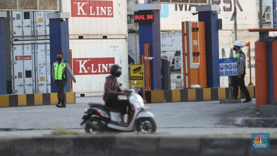 Sejumlah truk bongkar muat melintas di kawasan Tj Priok, Jakarta, Jumat, 11/6. Praktik pungutan liar (pungli) hingga saat ini masih merajalela di kawasan Pelabuhan Tanjung Priok, Jakarta Utara. Seperti pengakuan beberapa supir kepada Presiden Joko Widodo, Kamis (11/6/2021), saat kunjungan ke pelabuhan utama Indonesia ini kemarin.
Para pekerja kerah biru ini mengeluhkan, bukan terkait masalah beratnya pekerjaan yang digelutinya, melainkan aksi premanisme juga pungutan liar yang kerap terjadi. Dia berharap, pihak aparat bisa lebih memperketat pengamanan area pelabuhan. Selain itu, pihaknya juga berharap ada transparansi biaya pelabuhan untuk semua aktivitas.

Dari dialog yang dilakukan supir truk dengan Presiden Joko Widodo kemarin, praktik premanisme terjadi saat keadaan jalan sedang macet di mana preman naik ke atas truk, lalu menodongkan celurit kepada supir untuk dimintai uang.

Adapun pungli terjadi di sejumlah depo. Pengemudi truk dimintai uang Rp 5.000 - Rp 15.000 supaya bongkar muat bisa lebih dipercepat pengerjaannya. Jika tidak dibayar, maka pengerjaan bongkar muat akan diperlambat. Hal ini terjadi di Depo PT Greating Fortune Container dan PT Dwipa Kharisma Mitra Jakarta. 
Pantauan CNBC Indonesia dilapangan saat di kawasan JICT tampak jarang hampir tak terlihat himbauan banner stop pungli diarea tempat keluarnya truk.

Suasana dipinggir jalan kawasan Tj Priok arah Cilincing juga tak terlihat para kenek parkir di pinggir jalan semenjak ramenya kasus pungli.