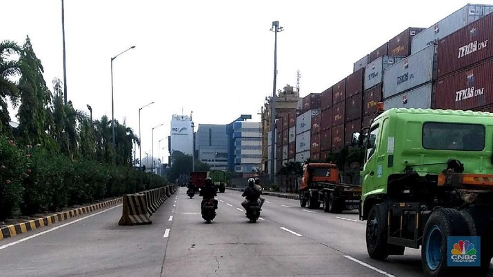 Suasana Tanjung Priok, Jakarta Utara Saat Isu Pungli Sejumlah truk bongkar muat melintas di kawasan Tj Priok, Jakarta, Jumat, 11/6. Praktik pungutan liar (pungli) hingga saat ini masih merajalela di kawasan Pelabuhan Tanjung Priok, Jakarta Utara. Seperti pengakuan beberapa supir kepada Presiden Joko Widodo, Kamis (11/6/2021), saat kunjungan ke pelabuhan utama Indonesia ini kemarin.
Para pekerja kerah biru ini mengeluhkan, bukan terkait masalah beratnya pekerjaan yang digelutinya, melainkan aksi premanisme juga pungutan liar yang kerap terjadi. Dia berharap, pihak aparat bisa lebih memperketat pengamanan area pelabuhan. Selain itu, pihaknya juga berharap ada transparansi biaya pelabuhan untuk semua aktivitas.
Dari dialog yang dilakukan supir truk dengan Presiden Joko Widodo kemarin, praktik premanisme terjadi saat keadaan jalan sedang macet di mana preman naik ke atas truk, lalu menodongkan celurit kepada supir untuk dimintai uang.
Adapun pungli terjadi di sejumlah depo. Pengemudi truk dimintai uang Rp 5.000 - Rp 15.000 supaya bongkar muat bisa lebih dipercepat pengerjaannya. Jika tidak dibayar, maka pengerjaan bongkar muat akan diperlambat. Hal ini terjadi di Depo PT Greating Fortune Container dan PT Dwipa Kharisma Mitra Jakarta.
Pantauan CNBC Indonesia dilapangan saat di kawasan JICT tampak jarang hampir tak terlihat himbauan banner stop pungli diarea tempat keluarnya truk.
Suasana dipinggir jalan kawasan Tj Priok arah Cilincing juga tak terlihat para kenek parkir di pinggir jalan semenjak ramenya kasus pungli.