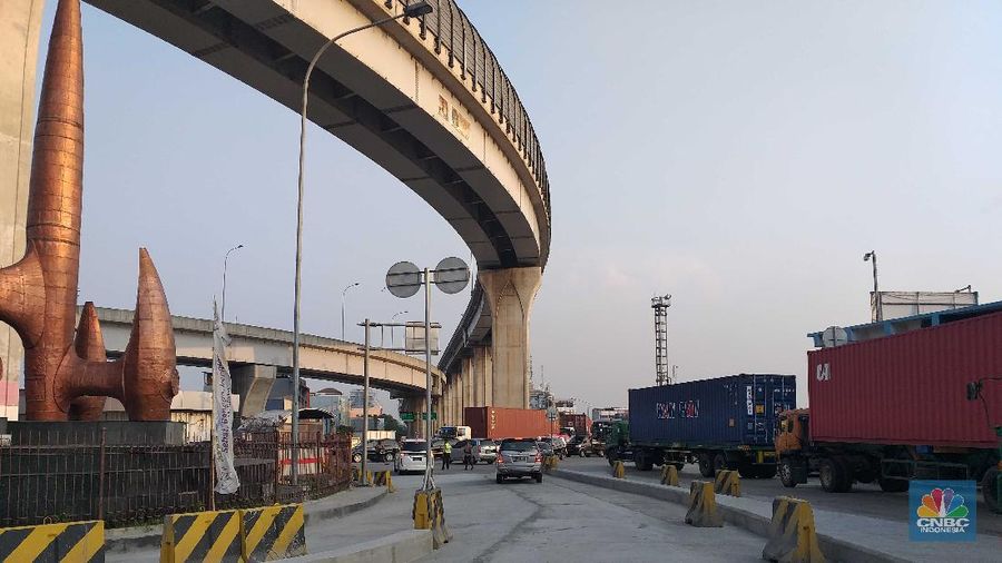 Sejumlah truk bongkar muat melintas di kawasan Tj Priok, Jakarta, Jumat, 11/6. Praktik pungutan liar (pungli) hingga saat ini masih merajalela di kawasan Pelabuhan Tanjung Priok, Jakarta Utara. Seperti pengakuan beberapa supir kepada Presiden Joko Widodo, Kamis (11/6/2021), saat kunjungan ke pelabuhan utama Indonesia ini kemarin.
Para pekerja kerah biru ini mengeluhkan, bukan terkait masalah beratnya pekerjaan yang digelutinya, melainkan aksi premanisme juga pungutan liar yang kerap terjadi. Dia berharap, pihak aparat bisa lebih memperketat pengamanan area pelabuhan. Selain itu, pihaknya juga berharap ada transparansi biaya pelabuhan untuk semua aktivitas.

Dari dialog yang dilakukan supir truk dengan Presiden Joko Widodo kemarin, praktik premanisme terjadi saat keadaan jalan sedang macet di mana preman naik ke atas truk, lalu menodongkan celurit kepada supir untuk dimintai uang.

Adapun pungli terjadi di sejumlah depo. Pengemudi truk dimintai uang Rp 5.000 - Rp 15.000 supaya bongkar muat bisa lebih dipercepat pengerjaannya. Jika tidak dibayar, maka pengerjaan bongkar muat akan diperlambat. Hal ini terjadi di Depo PT Greating Fortune Container dan PT Dwipa Kharisma Mitra Jakarta. 
Pantauan CNBC Indonesia dilapangan saat di kawasan JICT tampak jarang hampir tak terlihat himbauan banner stop pungli diarea tempat keluarnya truk.

Suasana dipinggir jalan kawasan Tj Priok arah Cilincing juga tak terlihat para kenek parkir di pinggir jalan semenjak ramenya kasus pungli.