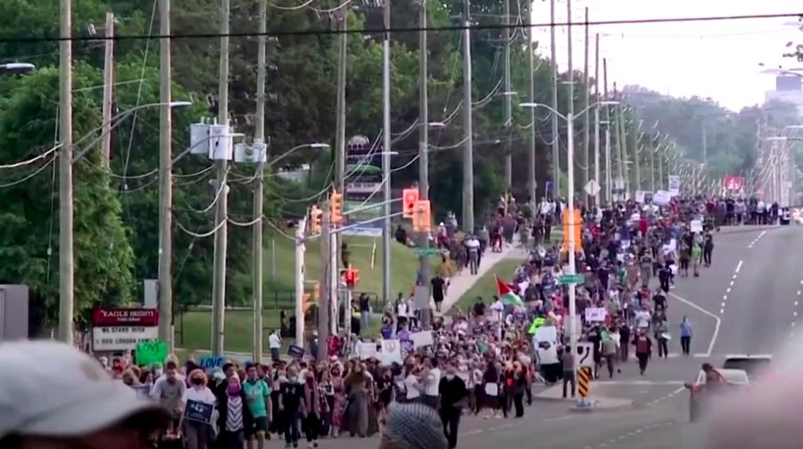 Ribuan orang turun ke jalan sebagai wujud aksi penuntutan demi mendukung korban Islamofobia, Ontario, Kanada, 12 Juni 2021/Dok Video Reuters
