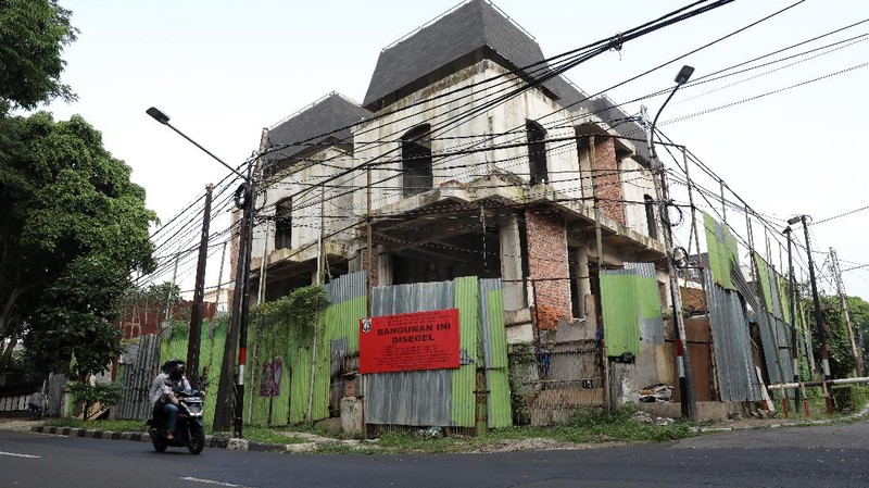 Rumah mewah yang berada di Menteng, Jakarta Pusat, disegel karena dinilai melanggar aturan. (CNBC Indonesia/ Andrean Kristianto)