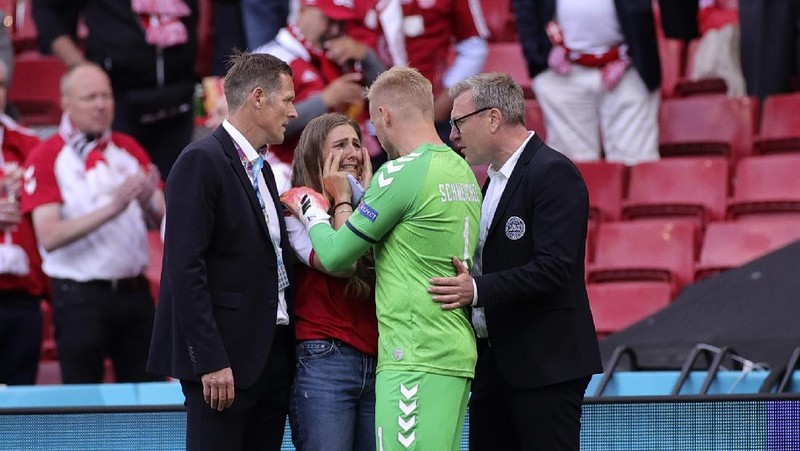 Finland's goalkeeper Lukas Hradecky punches the ball away from Denmark's Andreas Cornelius, center right, during the Euro 2020 soccer championship group B match between Denmark and Finland at Parken Stadium in Copenhagen, Saturday, June 12, 2021. (Stuart Franklin/Pool via AP)