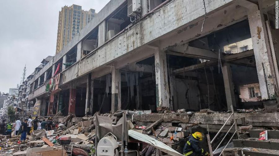Tim penyelamat bekerja di lokasi ledakan pipa gas di Shiyan, China, Minggu. (Tangkapan Layar via CNN)