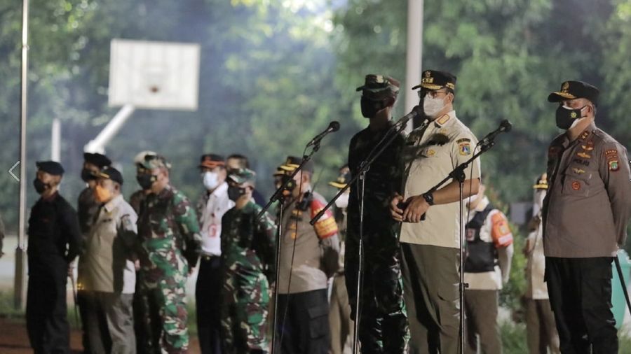 Anies Baswedan menggelar Apel Patroli Skala Besar Gabungan di Lapangan Blok S, Kebayoran Baru, Jakarta Selatan. (Dok: Facebook Anies Baswedan)