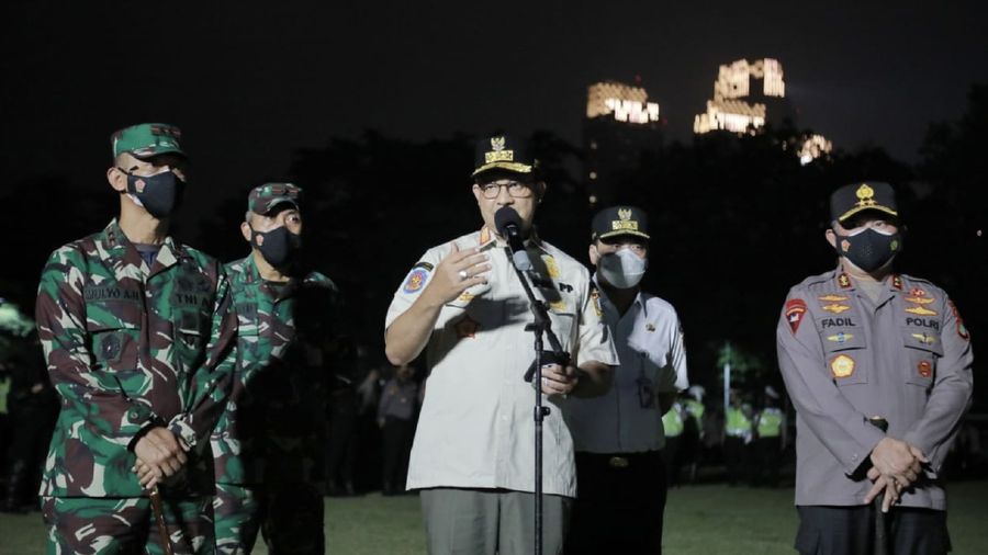 Anies Baswedan menggelar Apel Patroli Skala Besar Gabungan di Lapangan Blok S, Kebayoran Baru, Jakarta Selatan. (Dok: Facebook Anies Baswedan)