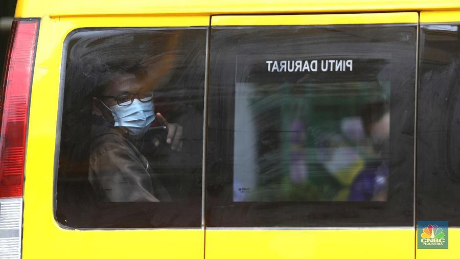 Ilustrasi mobil sekolah menjemput pasien Covid di Jakarta. (CNBC Indonesia/Muhammad Sabki)