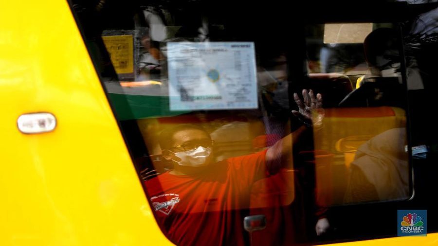 Ilustrasi mobil sekolah menjemput pasien Covid di Jakarta. (CNBC Indonesia/Muhammad Sabki)