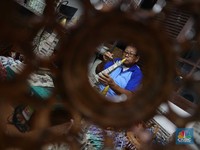Keren! Intip Pembuatan Monas Tiruan dari Kertas Koran Bekas