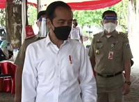 Jokowi dan Ridwan Kamil Cek Vaksinasi Massal di Bekasi