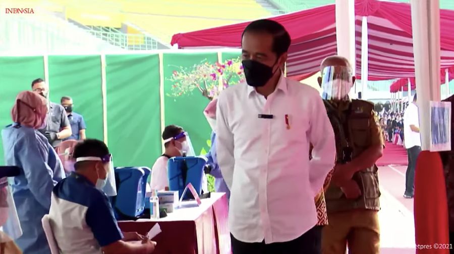 Jokowi meninjau Vaksinasi Massal Covid-19, Stadion Patriot CandraBhaga, Kota Bekasi, (14/6/2021). (Tangkapan layar Youtube Setptres RI)